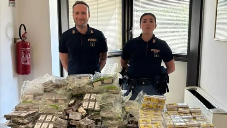 Zbulohen 100 kg hashash dhe 30 mijë euro në shtëpinë e një shqiptari në Itali