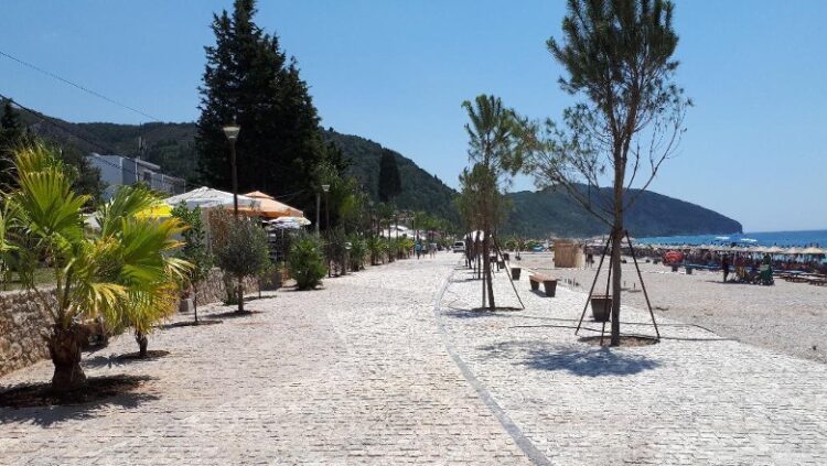 Banderole ‘provokative’ në Himarë, policia ndalon një person