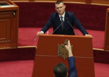 Qëndrimi/ PS e lë Dumanin në “mëshirën” e PD-së, e mbrojnë vetëm dy deputetë dhe një ministër