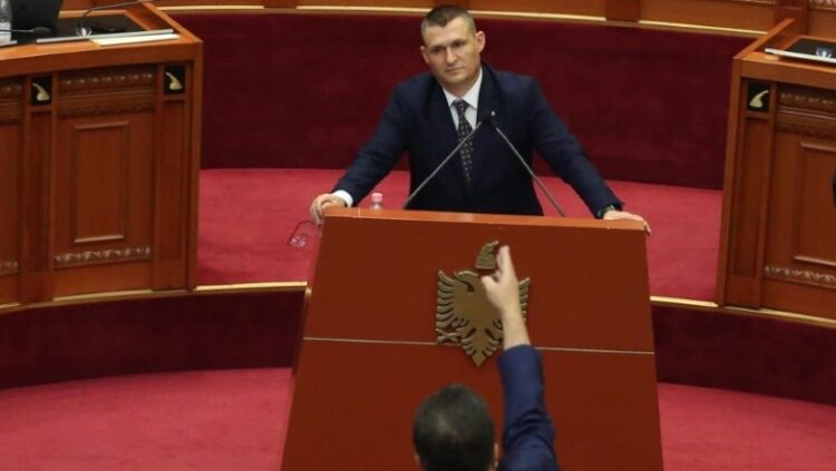 Qëndrimi/ PS e lë Dumanin në “mëshirën” e PD-së, e mbrojnë vetëm dy deputetë dhe një ministër