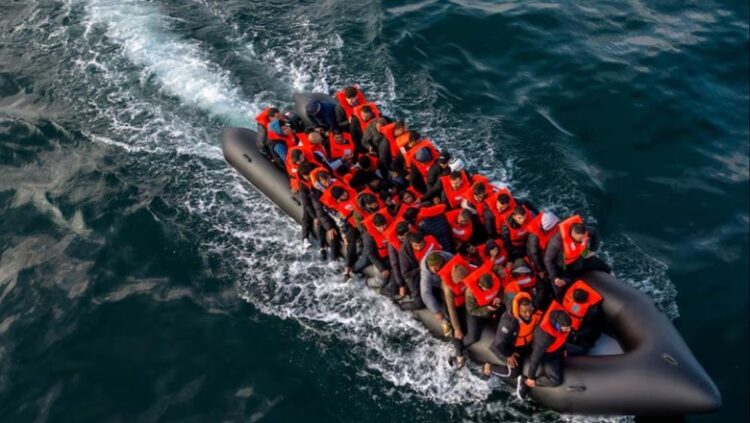 Trafikoi qindra njerëz drejt Britanisë, dënohet me 10 vite burg 24- vjeçari shqiptar! Bashkëpunëtor i rrjetit iranian