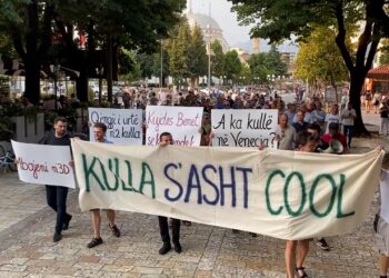 Shoqëria civile protestë kundër ‘Rozafa Tower’ në Shkodër: Kulla s’asht Cool