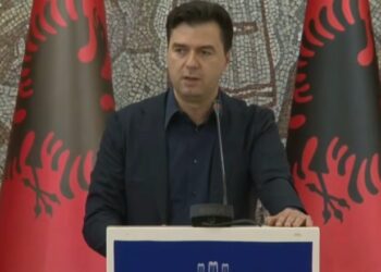 Kodi zgjedhor/ “I ndanë listat në biznes klas për vete dhe karroceri për të tjerët”, Basha kundër dakordësisë