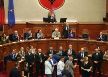 Deputetët e PDIU-së ‘tradhtojnë’ opozitën, votojnë pro emërimit të Ballës si ministër i Shtetit për Marrëdhënien me Parlamentin