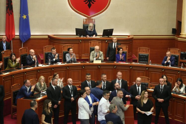 Deputetët e PDIU-së ‘tradhtojnë’ opozitën, votojnë pro emërimit të Ballës si ministër i Shtetit për Marrëdhënien me Parlamentin