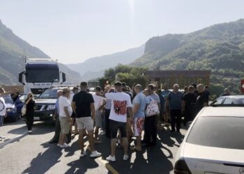 Librazhd/ Banorët protestojnë: ARRSH-ja të ndryshojë projektin, dëmtohen shtëpitë…