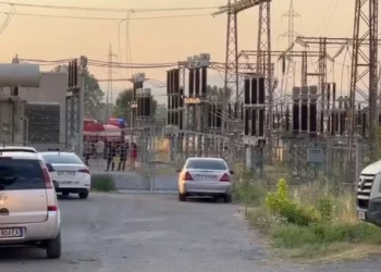 Zjarr në Korçë, digjet nënstacioni elektrik, mbetet pa drita një pjesë e qytetit