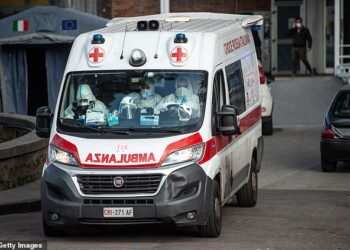 Tragjedi në Itali, babai e harron në makinë, humb jetën 1-vjeçarja