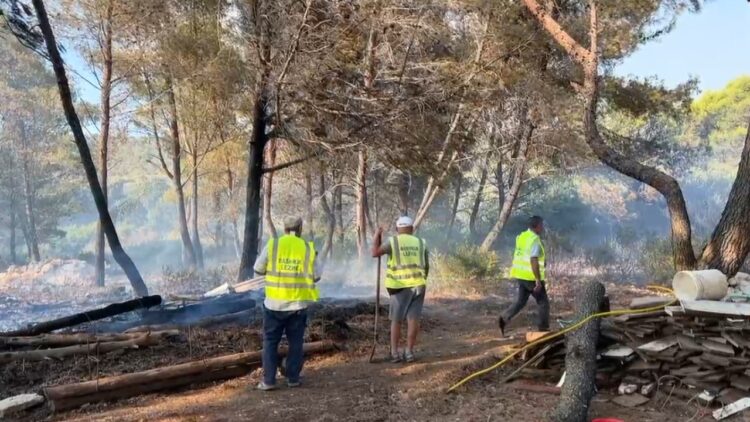 Aktivizohet përsëri zjarri në Shëngjin, një banesë u rrezikua të digjet