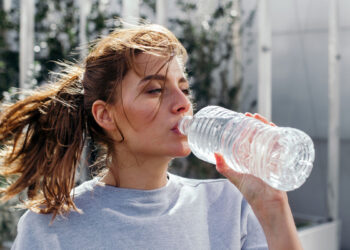 Pse është e rrezikshme të pish ujë nga shishet plastike?