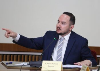 “Rrini gjysmën e kohës në tualet”/ Plas keq te “TIMS”-i, Salianji-socialistëve: Bei erë, po mbroni skandalin