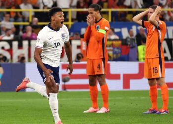 Anglia kalon në finale, Watkins shënon në frymën e fundit