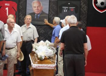 Lamtumirë legjendë! Bejkush Birçe përcillet me nderime për në banesën e fundit