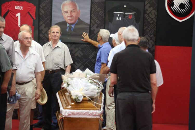 Lamtumirë legjendë! Bejkush Birçe përcillet me nderime për në banesën e fundit