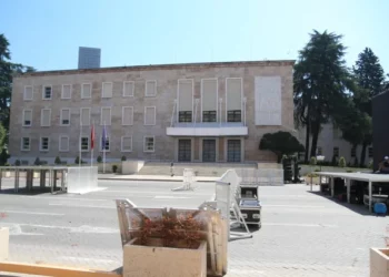 Protesta e opozitës, përgatitet infrastruktura në sheshin përballë Kryeministrisë