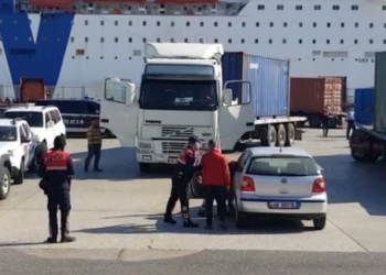 Trafikonte vetura të vjedhura në Itali, ndalohet 33-vjeçari në Portin e Durrësit