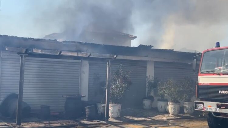 Zjarr në Nartë, digjen disa dyqane, rrezikohen nga flakët edhe banesa të tjera