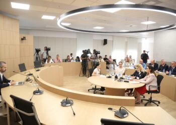 KQZ miraton numrin e fletëve të votimit në Himarë, lista me 23 mijë veta