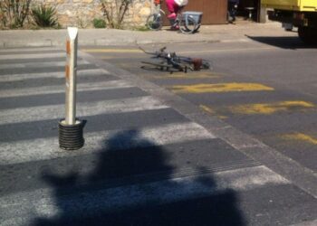 Aksident tek ish-Blloku në Tiranë, makina përplas motoristin e picave