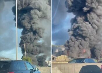 Video – Vijon zjarri në fabrikën e këpucëve në Vorë, zona pa energjie elektrike