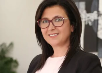 Pas pezullimit, GJKKO “kthen” në detyrë ish-prefekten e Fierit, akuzohet për korrupsion me tenderat