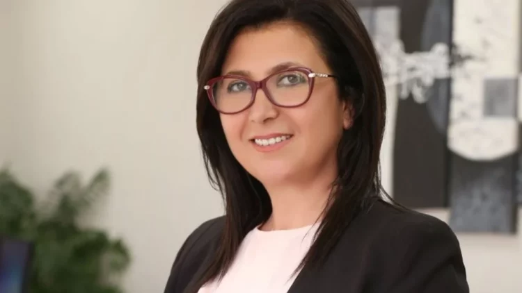 Pas pezullimit, GJKKO “kthen” në detyrë ish-prefekten e Fierit, akuzohet për korrupsion me tenderat