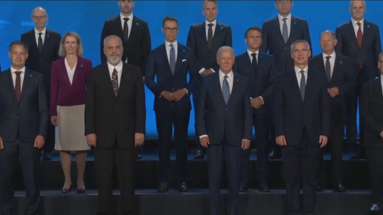 Samiti i NATO-s në Uashington, liderët botërorë realizojnë foton krahë njeri tjetrit