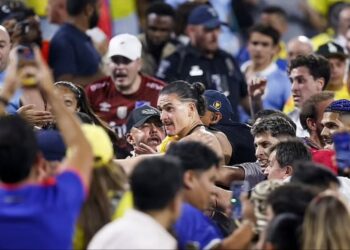 VIDEO – Pas humbjes, lojtarët e Uruguait përleshen me tifozët kolumbianë në tribuna