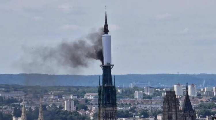 Përfshihet nga flakët katedralja e famshme në Francë