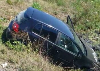 Humb kontrollin e makinës në kthesën e Barbullinjës, shoferja përfundon në kanal