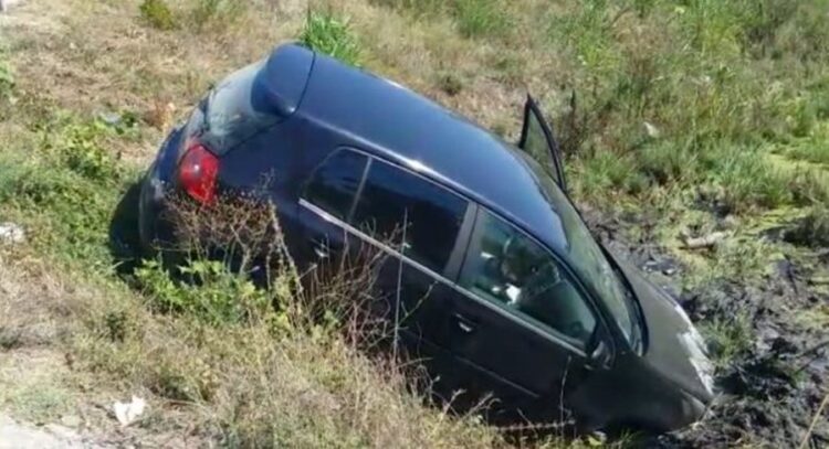 Humb kontrollin e makinës në kthesën e Barbullinjës, shoferja përfundon në kanal