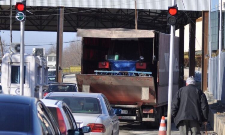 Rriten në maksimum lëvizjet në pikën e kalimit kufitar të Qafë-Thanës