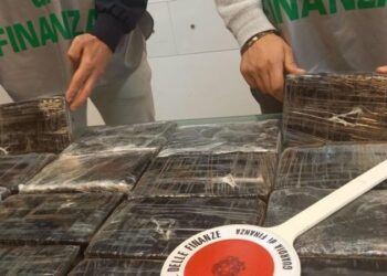 Itali, shqiptari kapet me 1 milionë euro kokainë në makinë