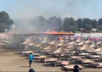 (VIDEO) Flakët në Shëngjin shkrumbojnë çadrat dhe shezlonët në plazh