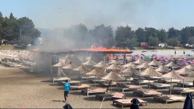 (VIDEO) Flakët në Shëngjin shkrumbojnë çadrat dhe shezlonët në plazh