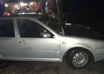 Merr flakë makina tek Varrezat e Dëshmorëve, zjarrfikësit shuajnë flakët