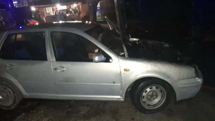 Merr flakë makina tek Varrezat e Dëshmorëve, zjarrfikësit shuajnë flakët