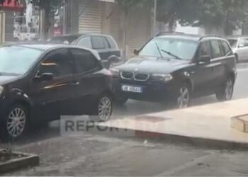 Shiu i rrëmbyer në Vlorë dhe trafik i rënduar! Pushuesit ikin nga plazhet