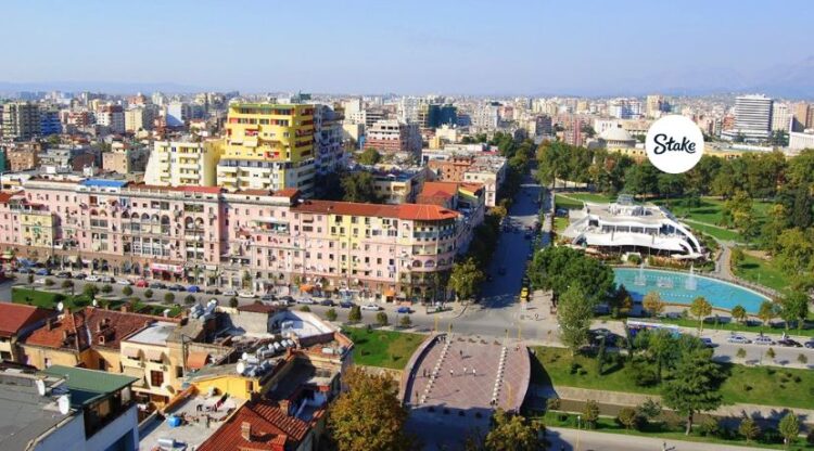 Taksa 3% e rivlerësimit të pasurive të paluajtshme bllokon tregun, agjencitë imobilare: Parlamenti po e vonon