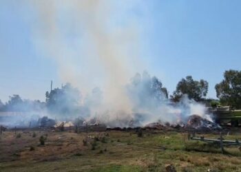 Fier, stani përfshihet nga flakët