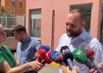 “Më goditi me grusht”, Erion Veliaj përdor Halit Valterin kundër Tedi Blushit