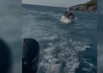 Rrezikuan të mbyteshin në det, policia ndihmon 6 persona në Ksamil