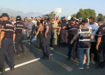 Protesta bllokon aksin Thumanë-Kashar, banorët përleshen me policinë