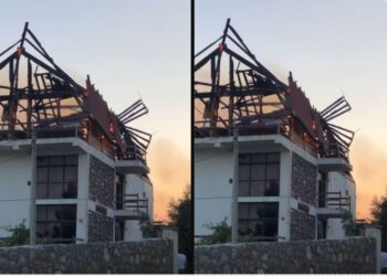 (VIDEO) Shëngjin, flakët përpijnë çatinë e një vile