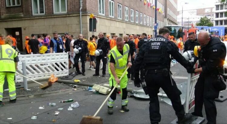 Tifozët holandezë u grisin flamurin, plas sherri me anglezët në Dortmund