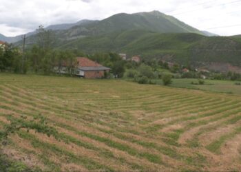 Banorët ankohen për mungesën e ujit vaditës në Bulqizë