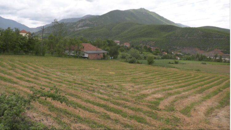 Banorët ankohen për mungesën e ujit vaditës në Bulqizë