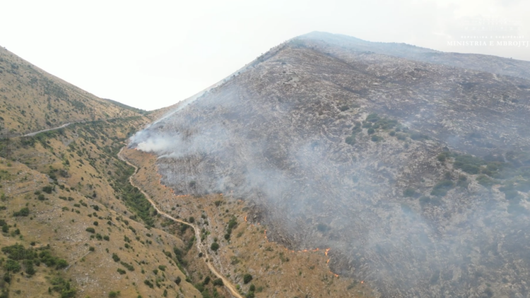 Zjarri në Dropull dhe Finiq, pritet aktivizimi i dy avionëve nga Greqia