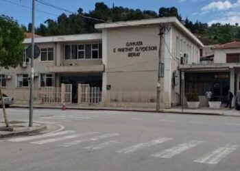 I përjashtuar dy herë nga Policia, Gjykata e Beratit i ndalon daljen jashtë shtetit