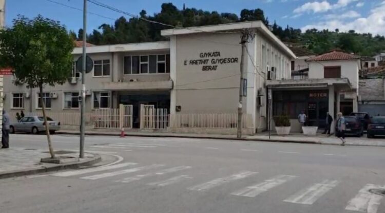 I përjashtuar dy herë nga Policia, Gjykata e Beratit i ndalon daljen jashtë shtetit